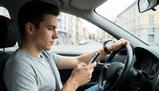 Quasi un giovane su due guida (ancora) usando lo smartphone. Ma quando si fa educazione stradale i comportamenti a rischio si riducono