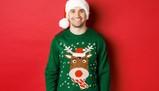 Giornata dei maglioni di Natale brutti, il trend spopola sui social: ecco i più originali (anche belli)