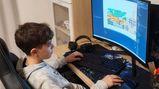 Studente 12enne programma videogioco ambientato nelle vie del paese dove abita