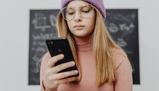 Il 90% delle scuole ha "spento" ufficialmente gli smartphone: migliorano voti, attenzione e socialità