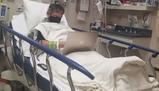 Prof corregge i compiti dal letto d’ospedale poche ore prima di morire: la foto che commuove e fa discutere