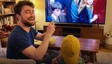 Daniel Radcliffe guarda Harry Potter con il figlio (che non sa che il protagonista è il papà): tutto vero o fake generato dall'IA?