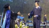 Cerimonia di diploma sotto il temporale: studenti e famiglie protestano contro la scuola