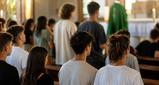 La Gen Z riscopre Dio (e disinstalla Tinder): negli USA c'è chi si dà appuntamento in chiesa