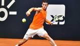 Chi è Juan Manuel Cerundolo, l’argentino che ha eliminato Sinner dopo il malore al Roland Garros