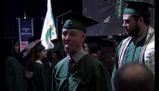 A 44 anni si laurea e fa la linguaccia al figlio: il video che smonta l’ansia di essere “in ritardo”