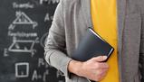 Preso a sputi e pallonate a scuola: la denuncia di un docente bullizzato dagli studenti