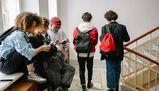 Il divieto di usare lo smartphone a scuola non influisce sui voti (negli USA): lo dice uno studio