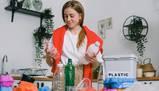 Riciclo della plastica, la guida per tutti: i 10 errori che mettono in crisi persino la GenZ (e come non farli più)