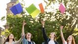 Maturità 2026, via ai festeggiamenti social: dalle telecronache di Vanzini alla farina, passando per i fiori
