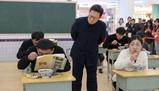 In Cina c’è una gara per mangiare di nascosto in classe: vince chi finisce il porridge senza farsi beccare