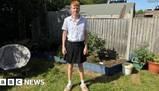 Fa troppo caldo a scuola, il regolamento vieta i pantaloncini e lui usa la gonna