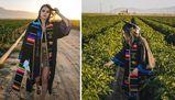 Si laurea e posa nei campi con i genitori: il servizio fotografico che celebra la sua famiglia