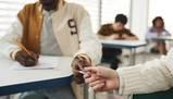 Maturità 2026 e "copioni", boom in vista: 1 su 4 pronto al “piano B”, i bigliettini e l’intelligenza (umana dei compagni) battono l’IA