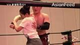 Altro che lista nozze: sposi decidono chi farà le pulizie con un match di wrestling al matrimonio