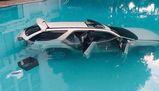 La madre non gli vuole pagare l'alloggio universitario, lui si lancia con l'auto in piscina