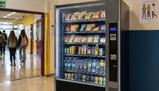Studenti clonano la chiavetta del distributore a scuola: caffè e merendine gratis per 50 euro