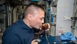 La NASA ha inventato una tazza per bere il caffè a gravità zero: ecco come funziona la “space cup”
