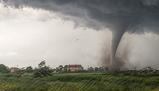 Meteo, trombe d’aria d’estate: perché si formano e cosa fare per mettersi al sicuro