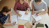 Intelligenza artificiale, metal detector, psicologo gratis e latino alle medie: ecco come cambia la scuola