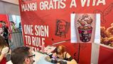 Ti fai un tatuaggio KFC e mangi gratis a vita: come funziona davvero la trovata della catena