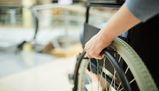 Ascensori rotti e barriere architettoniche: oltre la metà delle scuole italiane rende difficile la vita degli studenti con disabilità