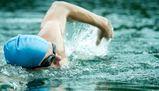 Come mettersi bene la cuffia da piscina: il trucco facile e veloce