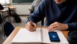 L’IA è già entrata a scuola: 8 studenti su 10 la usano regolarmente ma (praticamente) senza regole