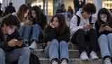 Giovani sempre più soli tra social e relazioni fragili: l’allarme della Garante per l’infanzia