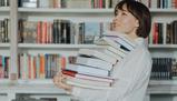 Anche Giurisprudenza ha una fine: la pila di libri dopo 5 anni è impressionante