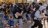 Assalto al supermercato dopo scuola: in 50 svuotano gli scaffali e pubblicano tutto sui social