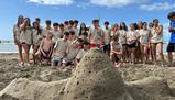 Prima della campanella, tutti al mare: una scuola porta 700 studenti in spiaggia tra giochi e sport (e senza smartphone)