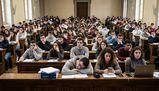 "All'università incontrerai persone intelligenti": la dura realtà raccontata nei trend di TikTok