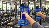 La bottiglia d’acqua diventa un manubrio da palestra: pesa 5 kg e si può usare per allenarsi
