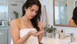 Lavarsi i capelli tutti i giorni li fa cadere? Ecco cosa dicono gli esperti