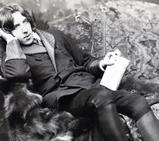 Vivere per compiacere gli altri può diventare una trappola: Oscar Wilde ci insegna perché le apparenze possono costare caro