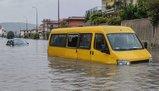 Studenti escono dal finestrino di un pulmino bloccato dall'acqua a Giugliano