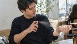 Vuoi profumare bene tutto il giorno? Le regole del galateo (spiegate dall'esperto) per scegliere il profumo giusto