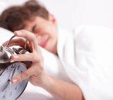Adolescenti e sonno: perché faticano ad addormentarsi prima delle 23 (e non è pigrizia)
