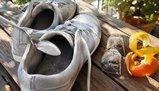 Bicarbonato, tè e agrumi: i rimedi naturali contro il cattivo odore delle scarpe