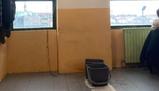 Piove dentro la classe, gli studenti restano a casa per protesta (sostenuta anche dai genitori)