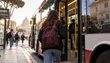 Studenti in tenda anche contro il caro-trasporti, e hanno ragione: solo in Campania ed Emilia-Romagna è gratis per chi ha l’ISEE più basso