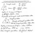 Un triangolo isoscele ha l'area e l'altezza rispettivamente di 108 cm2  e 12 cm. Calcola l'area...