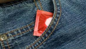 Preservativi a scuola, scoppia la polemica