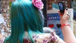 Cacciata da scuola: ha i capelli blu