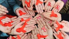 I ragazzi giocano alla roulette russa con l'AIDS