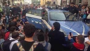 Occupazione: studenti in protesta fermano polizia