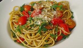 Spaghetti al pesto di rucola e pomodorini