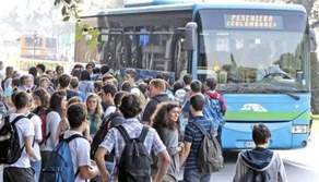 Caro trasporti, fino a 300 euro per andare a scuola