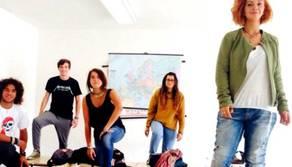 Tutti sui banchi, l'attimo fuggente degli studenti